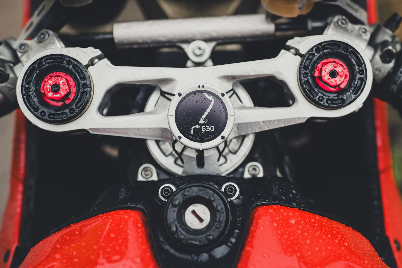 Beeline Moto II | Wireless Global Navigation Map | Weatherproof & 11+ Hours Battery Life | USB Charging | Sat Nav for Cycling with a Strap Mount Included | Glove Friendly