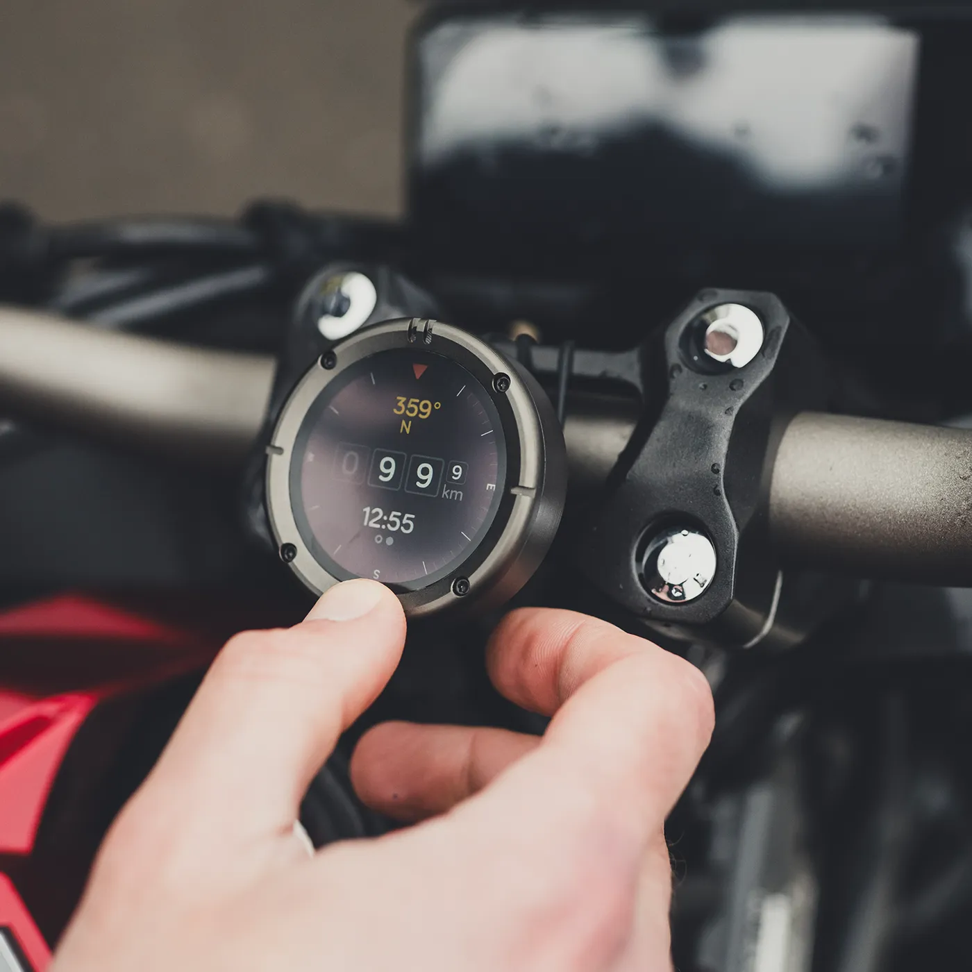 Beeline Moto II | Wireless Global Navigation Map | Weatherproof & 11+ Hours Battery Life | USB Charging | Sat Nav for Cycling with a Strap Mount Included | Glove Friendly