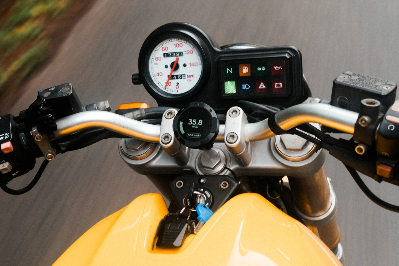 Beeline Moto II | Wireless Global Navigation Map | Weatherproof & 11+ Hours Battery Life | USB Charging | Sat Nav for Cycling with a Strap Mount Included | Glove Friendly